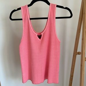 Size large target tank top textured material